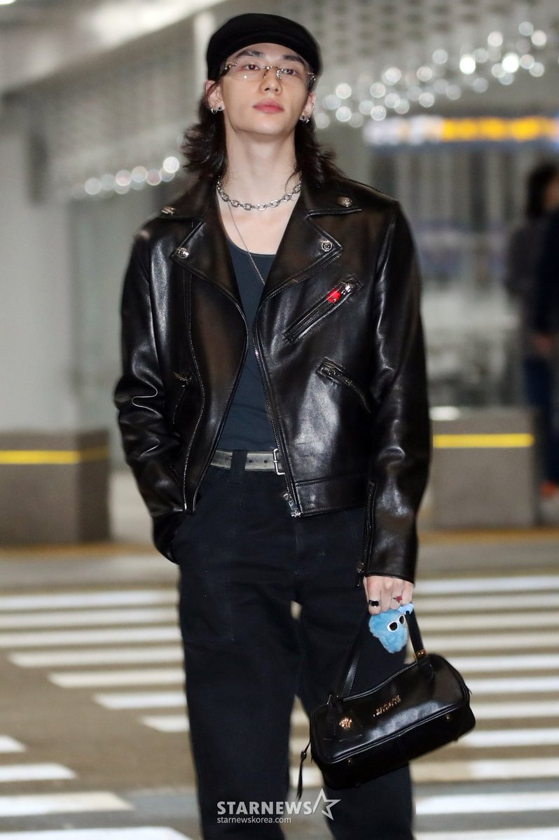 spearhyunnie's tweet photo. HYUNJIN IN THIS OUTFIT IS EVERYTHING https://t.co/fb07CqsZUr