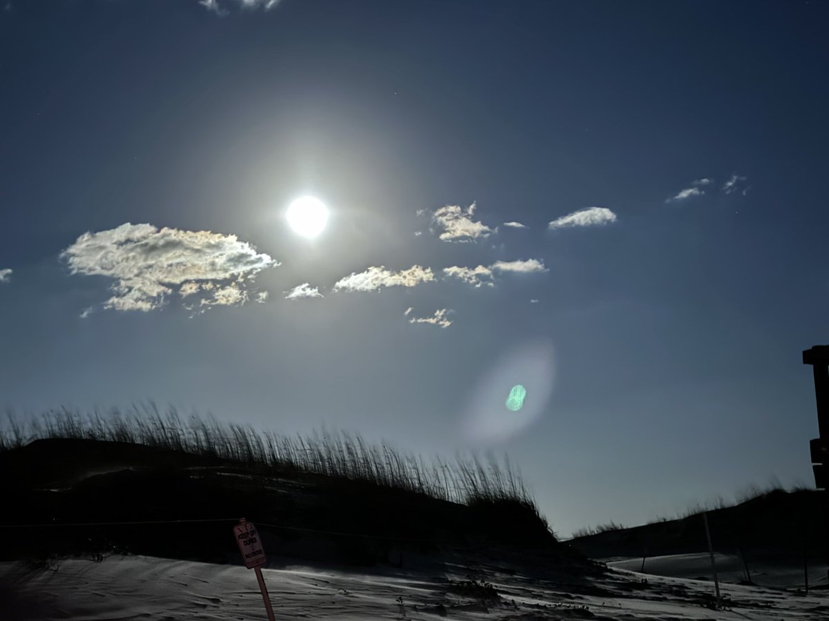 7thearendil's tweet photo. Good Thursday morning from #thenorthjetties #thejettyblogger that moon though 😎🏄‍♀️🐬 https://t.co/EUqGrftzLC
