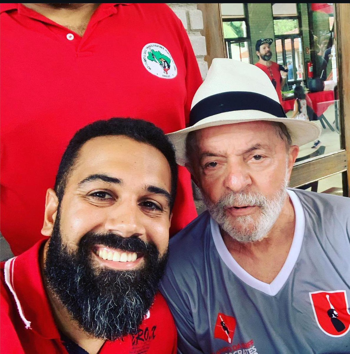 netoleal_'s tweet photo. Bom dia, Bahia! Hoje é dia de receber nosso presidente @LulaOficial em Salvador para o grande lançamento do Programa Pé de Meia, investimento na educação pra que a nossa garotada permaneça na escola e tenha garantia de futuro. É o Brasil e a Bahia no rumo certo! 🚀 #LulaNaBahia https://t.co/BCg5CejTFc