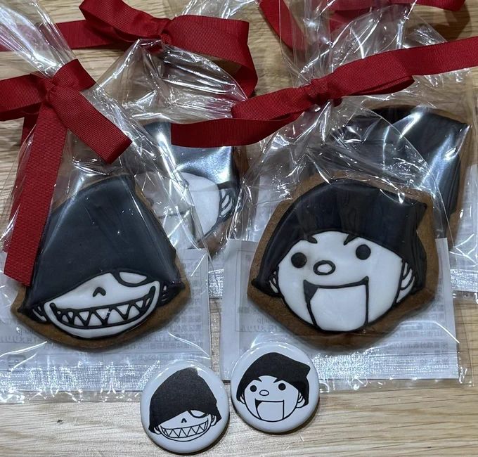 岡野浩介さんにイベント頒布用のクッキーと缶バッジ頂いた 手作りレジンのキーホルダー(俺が制作した訳じゃないけど)こちらから贈ったりクッキー貰ったり 女子かと