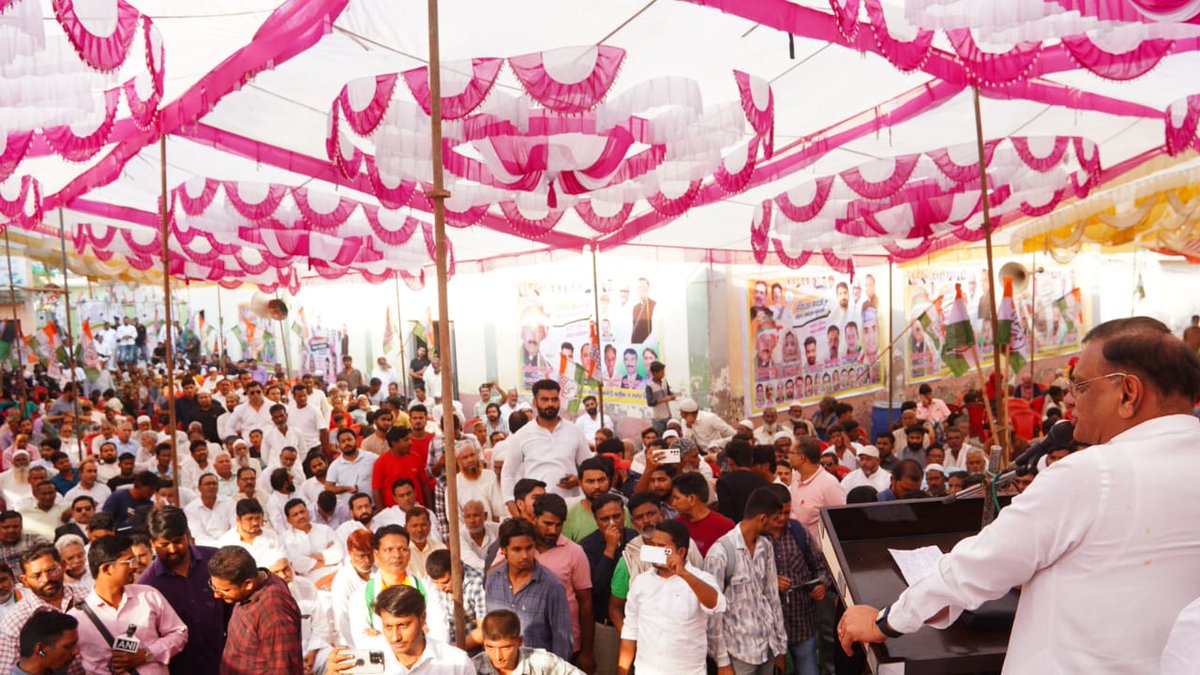 avinashpandeinc's tweet photo. संविधान बचाओ संकल्प सम्मेलन
📌 मुरादाबाद, कुंदरकी विधानसभा 

राष्ट्रीय अध्यक्ष श्री @kharge जी, आदरणीय श्रीमती सोनिया गांधी जी, जननायक श्री @RahulGandhi जी और राष्ट्रीय महासचिव श्रीमती @priyankagandhi जी के नेतृत्व में, कांग्रेस पार्टी का प्रत्येक कार्यकर्ता संविधान की गरिमा, सम्मान और उसकी सुरक्षा के प्रति पूरी निष्ठा और समर्पण के साथ दृढ़ संकल्पित है।

इस अवसर पर श्री @kashikirai जी, श्रीमती @aradhanam7000 जी, श्री @Imranmasoodinc जी, श्री @Narwal_inc जी सहित वरिष्ठ पदाधिकारी और बड़ी संख्या में समर्पित कार्यकर्ता उपस्थित रहे।