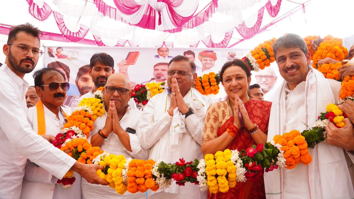 avinashpandeinc's tweet photo. संविधान बचाओ संकल्प सम्मेलन
📌 मुरादाबाद, कुंदरकी विधानसभा 

राष्ट्रीय अध्यक्ष श्री @kharge जी, आदरणीय श्रीमती सोनिया गांधी जी, जननायक श्री @RahulGandhi जी और राष्ट्रीय महासचिव श्रीमती @priyankagandhi जी के नेतृत्व में, कांग्रेस पार्टी का प्रत्येक कार्यकर्ता संविधान की गरिमा, सम्मान और उसकी सुरक्षा के प्रति पूरी निष्ठा और समर्पण के साथ दृढ़ संकल्पित है।

इस अवसर पर श्री @kashikirai जी, श्रीमती @aradhanam7000 जी, श्री @Imranmasoodinc जी, श्री @Narwal_inc जी सहित वरिष्ठ पदाधिकारी और बड़ी संख्या में समर्पित कार्यकर्ता उपस्थित रहे।