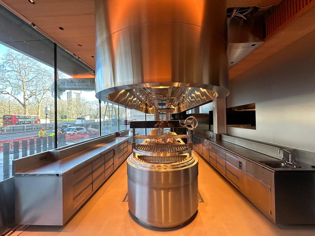 Natalie_Courbet's tweet image. We’re absolutely in love with this stunning installation of a state-of-the-art #MenuSystem #induction cooking range! 

The beautifully curved #Vianen #Ventilation #Canopy perfectly complements the range, creating a seamless blend of style and functionality.

#ExclusiveRanges