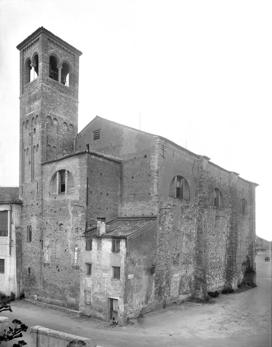 𝐏𝐚𝐝𝐨𝐯𝐚 𝐢𝐧 𝐛𝐢𝐚𝐧𝐜𝐨 𝐞 𝐧𝐞𝐫𝐨

Oggi vi portiamo in 𝑐𝑜𝑛𝑡𝑟𝑎̀ 𝑂𝑔𝑛𝑖𝑠𝑠𝑎𝑛𝑡𝑖, oggi via Ognissanti, dove sorge l’omonima chiesa.
La sua origine sembra essere molto antica, affiancava uno 𝑥𝑒𝑛𝑜𝑑𝑜𝑐ℎ𝑖𝑜...

👉t.ly/LvJdL