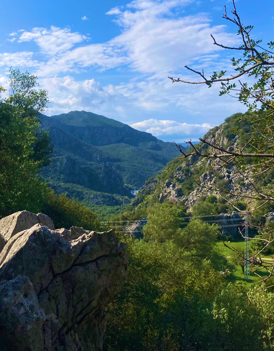 Saber averiguar dónde nos encontramos, es el primer paso hacia el éxito si uno pretende sobrevivir. 
Lleva siempre buenos mapas, y aprende técnicas de orientación básicas para al menos, encontrar el camino de vuelta.