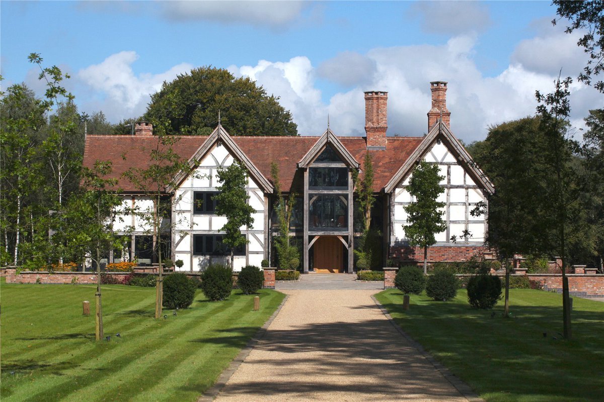 JSAlderleyEdge's tweet image. #NetherAlderley #Cheshire

Nestled in around 13.65 acres of private gardens in a sought-after location, #HansonHall is a bespoke Tudor-style #mansion constructed to the highest specification. Guide price £7,950,000.

jackson-stops.co.uk/properties/200…

#jacksonstops #countryhouse #property