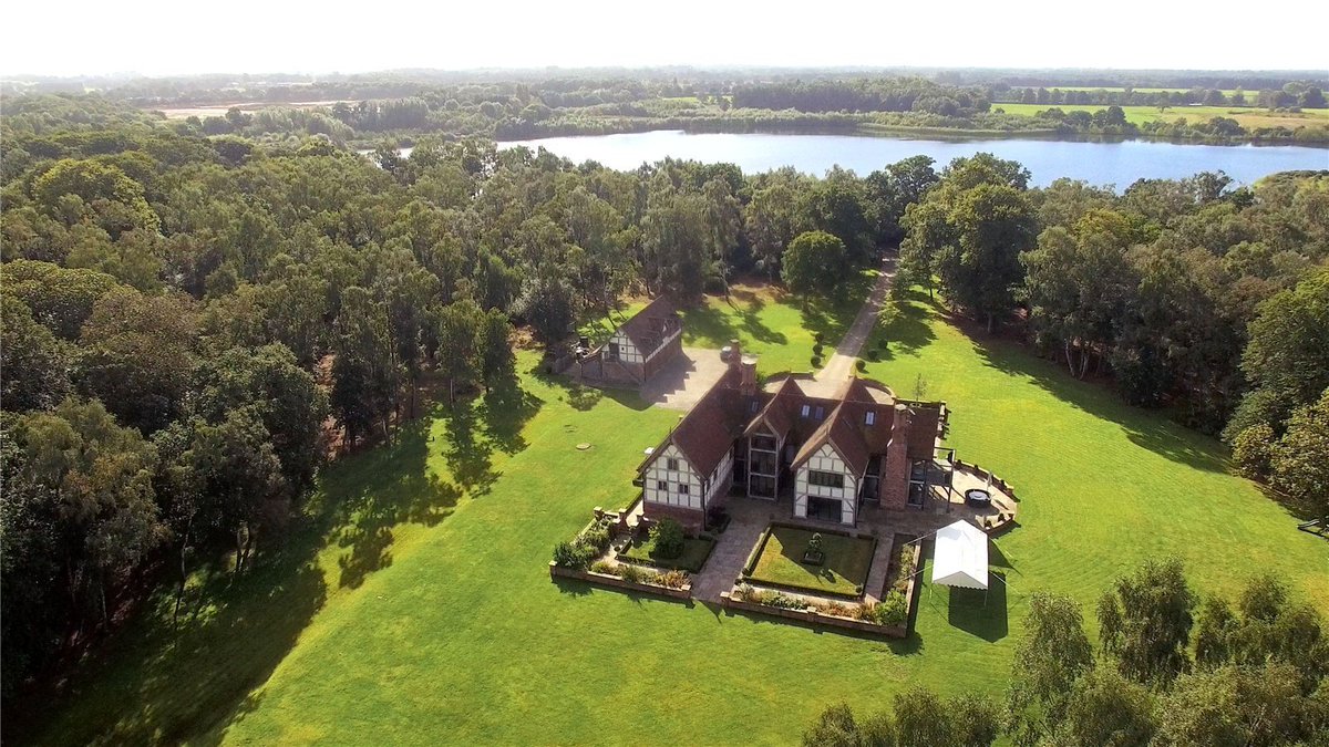 JSAlderleyEdge's tweet image. #NetherAlderley #Cheshire

Nestled in around 13.65 acres of private gardens in a sought-after location, #HansonHall is a bespoke Tudor-style #mansion constructed to the highest specification. Guide price £7,950,000.

jackson-stops.co.uk/properties/200…

#jacksonstops #countryhouse #property