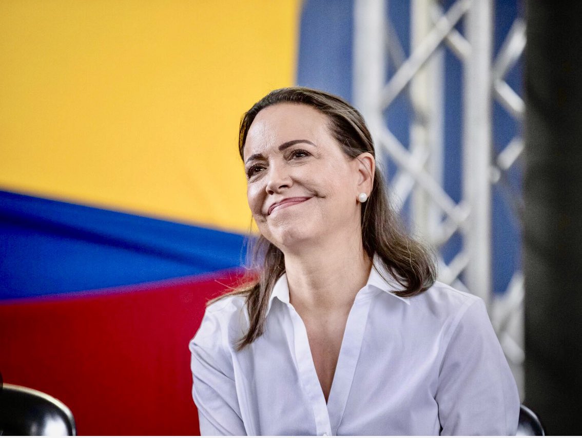 Jhonffonseca's tweet image. Usted qué opinión tiene de María Corina Machado 🇻🇪👇?

Buena  ❤️
Excelente 🔁