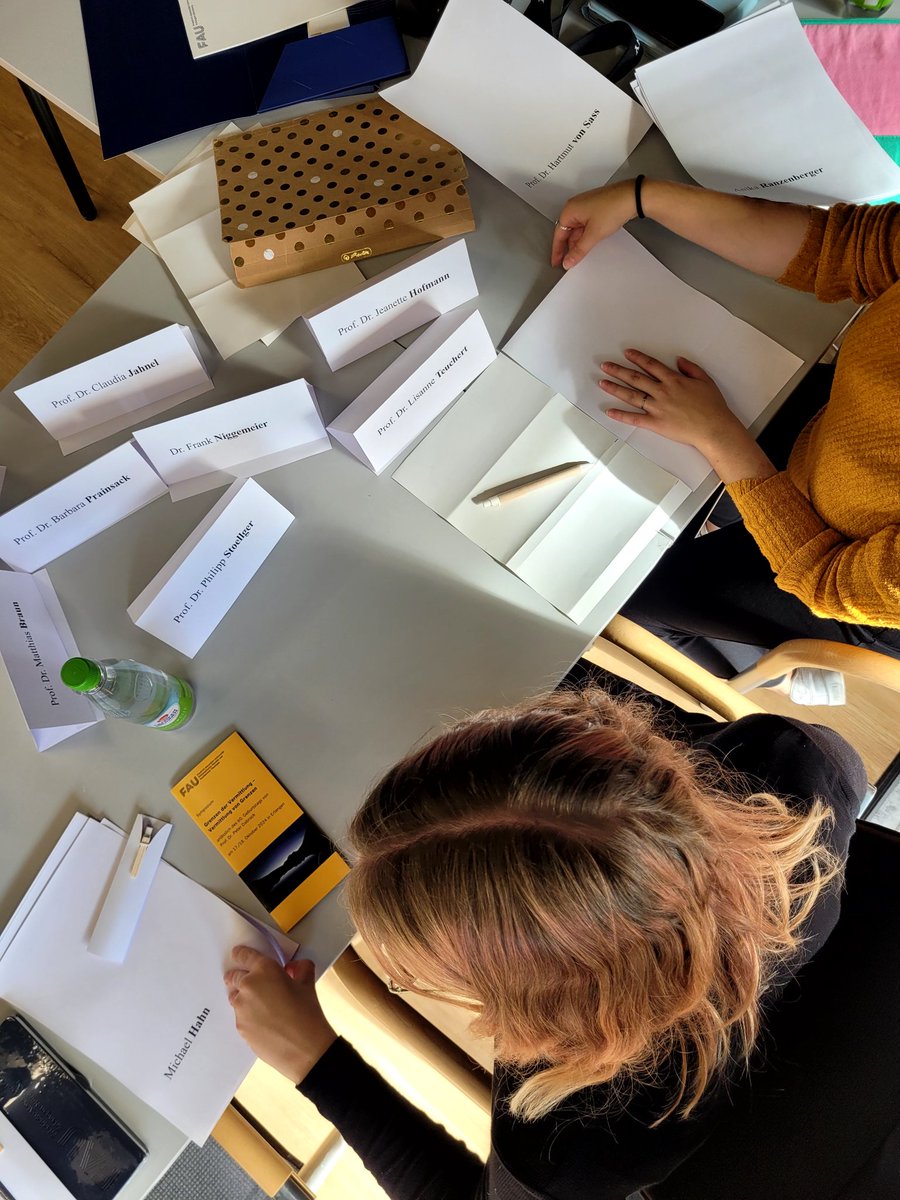 tetabato's tweet photo. Letzte Vorbereitungen - gleich geht es los mit dem Geburtstagssymposium anlässlich des 60. Geburtstags von Peter Dabrock @just_ethics 🎂 im #dhip #Erlangen @UniFAU Grenzen der Vermittlung - Vermittlung von Grenzen https://t.co/hL08rLJRHt