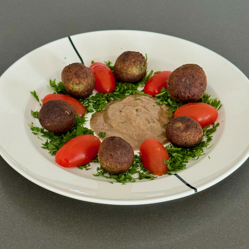 Homemade falafel

A healthy snack, a tasty appetizer, or a vegetarian side dish. These homemade falafel are an easy and healthy solution for many occasions.

#chickpeas
surprising.recipes/2024/09/12/hom…