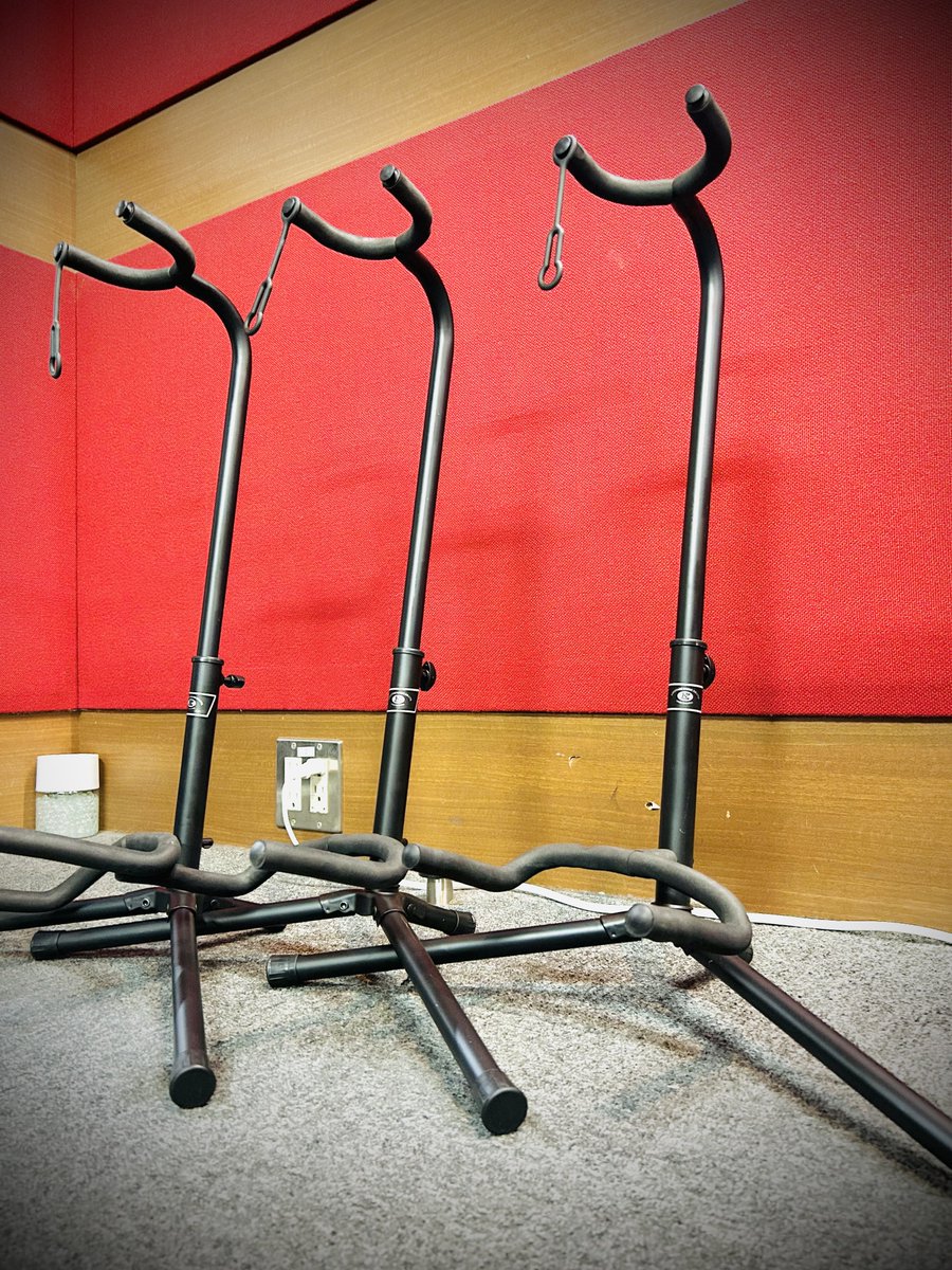studio_kz's tweet photo. 新ギタースタンド複数個購入！
7Aルーム等のギタースタンドのうち、古くなってしまっていたものを新品に取り換えました！
やっぱ新品きもちええ！୧( "̮ )୨✧︎ https://t.co/QTUvzxQZpd