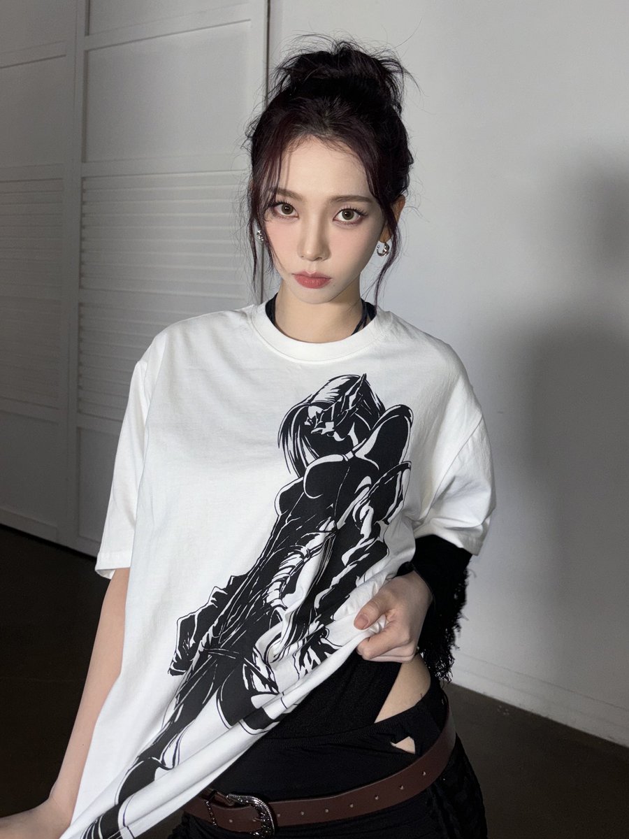 aespa_official's tweet photo. ᯓ⚝aespa ootd: 𝗪𝗵𝗶𝗽𝗹𝗮𝘀𝗵 𝗟𝗶𝗺𝗶𝘁𝗲𝗱 𝗩𝗲𝗿.

🔗 https://t.co/8IVqBeE9vE
💿 https://t.co/vf9C9KK4FO 

#aespa #æspa #에스파 
#Whiplash #aespaWhiplash https://t.co/Z0RXeun1Kc