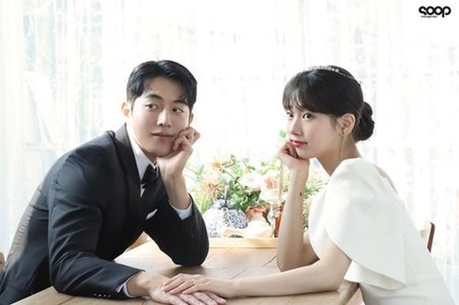 I_BlessMyFandom's tweet photo. Happy 4th Anniversary #StartUp #Dodal #Samsantech (always be my favorite drama, my most comfortable drama,n jd drama yg rajin aku rewatch) 🥰
Vid 1: Know each other
Pic 2: Work together Building a start-up company
Gif 3: Last day together
Pic 4: Fate to meet again and get married https://t.co/68WDnwx8gs