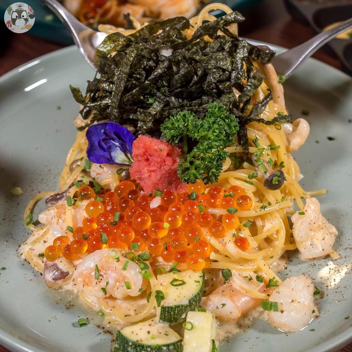 foodblogbkk's tweet photo. ร้านพาสต้าในบ้านย่านอารีย์ ฟีลโฮมมี่ๆ เมนูจะเป็นสไตล์ฟิว��ั่น ส่วนตัวเราชอบเมนไทโกะสุด เค้าจะมีทั้งแบบครีม และแบบผัดแห้งๆ อร่อยคนละแบบ😋 จานที่เป็นทรัฟเฟิลคาโบนาร่าก็ดี หอมๆนัวๆ เป็นร้านที่กินง่ายๆมาซ้ำได้เรื่อยๆ ชื่อร้าน Pink Typhoon @aroii https://t.co/OpR5zKKv3p