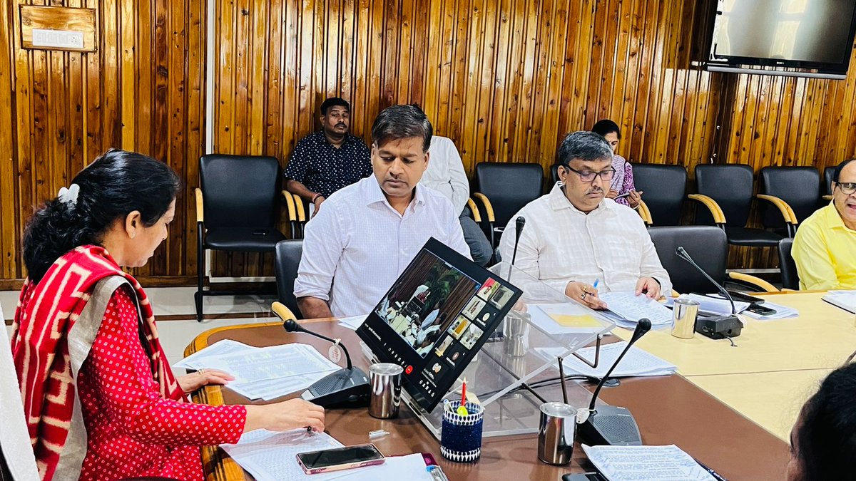 प्रमुख सचिव, चीनी उद्योग एवं गन्‍ना विकास विभाग की अध्यक्षता में आज दिनांक 17-10-2024 को गन्ना किसान संस्थान, लखनऊ के सभाकक्ष में वर्चुअल विभागीय समीक्षा बैठक आयोजित की गई ।
#WeeklyMeeting #sugarcane #sugarcanefarming #farming #kishan 
<a href="/CMOfficeUP/">CM Office, GoUP</a> <a href="/UPGovt/">Government of UP</a> 
<a href="/InfoDeptUP/">Information and Public Relations Department, UP</a> <a href="/UPCane/">Cane Development UP</a>