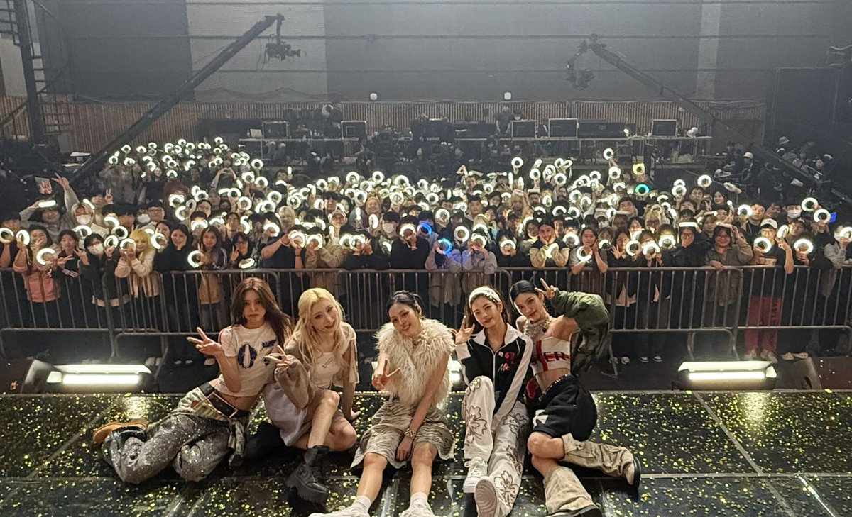 ITZYofficial's tweet photo. [ #엠카운트다운 ]
이번 가을은 GOLD로 물들일 준비 완료✨
Get up, let's go another round🎶

Get ready to be filled with GOLD!✨
Get up, let's go another round🎶

💛 GOLD https://t.co/yRFDgaNMNx

#ITZY #MIDZY @ITZYofficial
#ITZY_GOLD https://t.co/JPMDScjhri