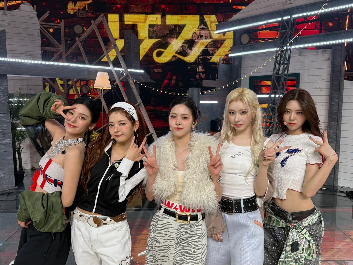ITZYofficial's tweet photo. [ #엠카운트다운 ]
이번 가을은 GOLD로 물들일 준비 완료✨
Get up, let's go another round🎶

Get ready to be filled with GOLD!✨
Get up, let's go another round🎶

💛 GOLD https://t.co/yRFDgaNMNx

#ITZY #MIDZY @ITZYofficial
#ITZY_GOLD https://t.co/JPMDScjhri