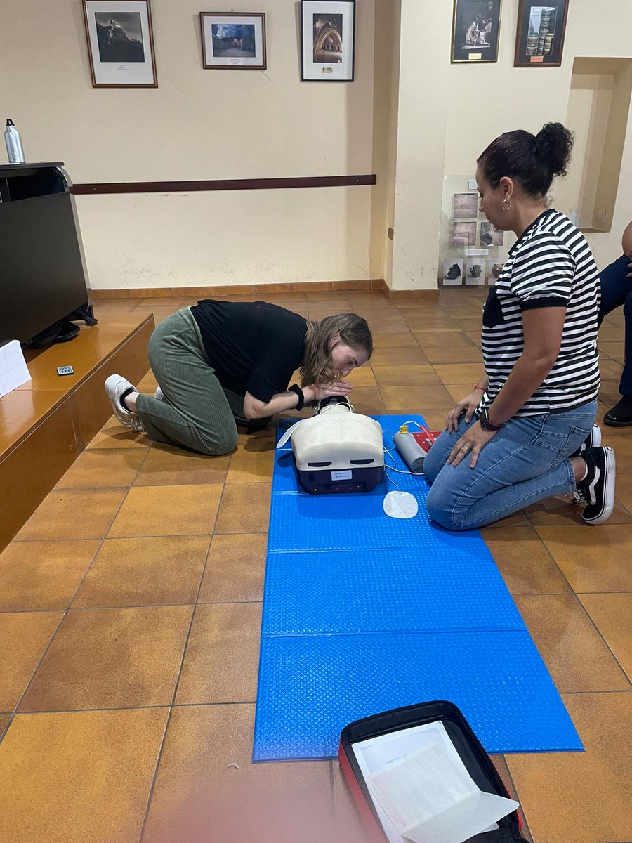 simulacioURV's tweet photo. El CFIS formant a la ciutadania de Riudoms en la pràctica de Suport Vital Bàsic.

Les pràctiques van tindre lloc en la Casa de la Cultura de Riudoms.

@universitatURV  @fundacioURV  @Dipta_cat  @URVmedicina  @ajriudoms https://t.co/kfWrLyJPbv
