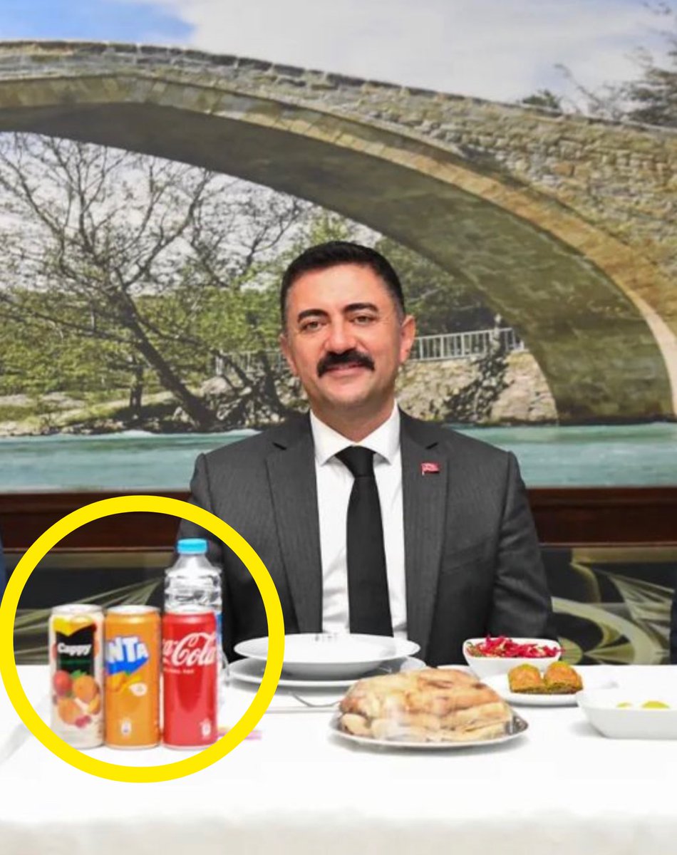 Tunceli Valisi <a href="/TekbBulent/">Bülent TEKBIYIKOĞLU</a> 'in
Gazze'de Yaşanan Soykırımdan
1 Senedir Haberi Olmamış, Valilik
Her Davette CocaCola Ürünleri
Sunuluyor Yetmiyor Sırıtarak
Poz Vermeye de Devam Ediyor.

Bunca Soykırıma Rağmen Onlar
Bu Pozları Vermekten Utanmıyorsa 
Bizler de Teşhir Etmekten
