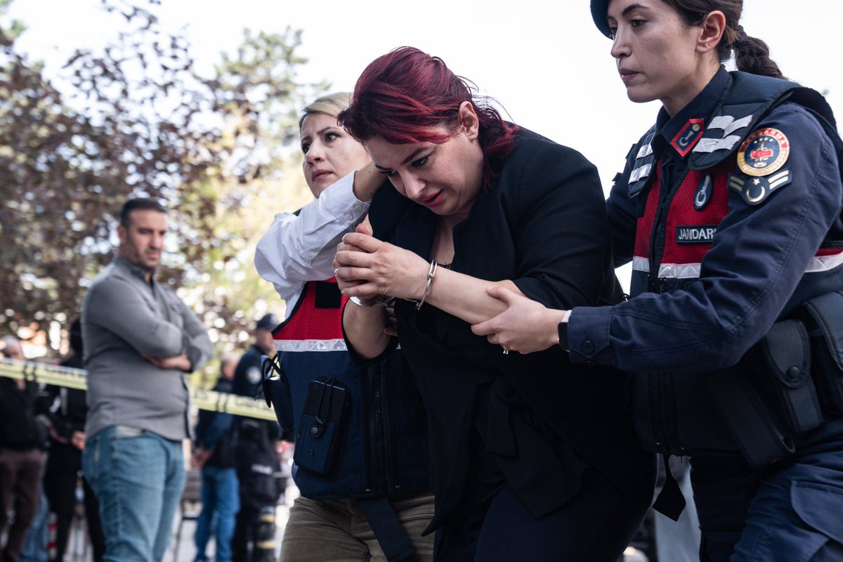 Allah Belanızı Versin!

Para için 12 bebeğin ölümüne neden olan ve makamında savcıyı tehdit eden "yenidoğan bebek çetesinin" kan donduran diyalogları ortaya çıktı:

Hasan G.: "Mehtap çocuğu öldür, 50 satürasyonlu çocuk mu olur?"

Hemşire Mehtap S.: Öldüreceğim de öldürsem de bir