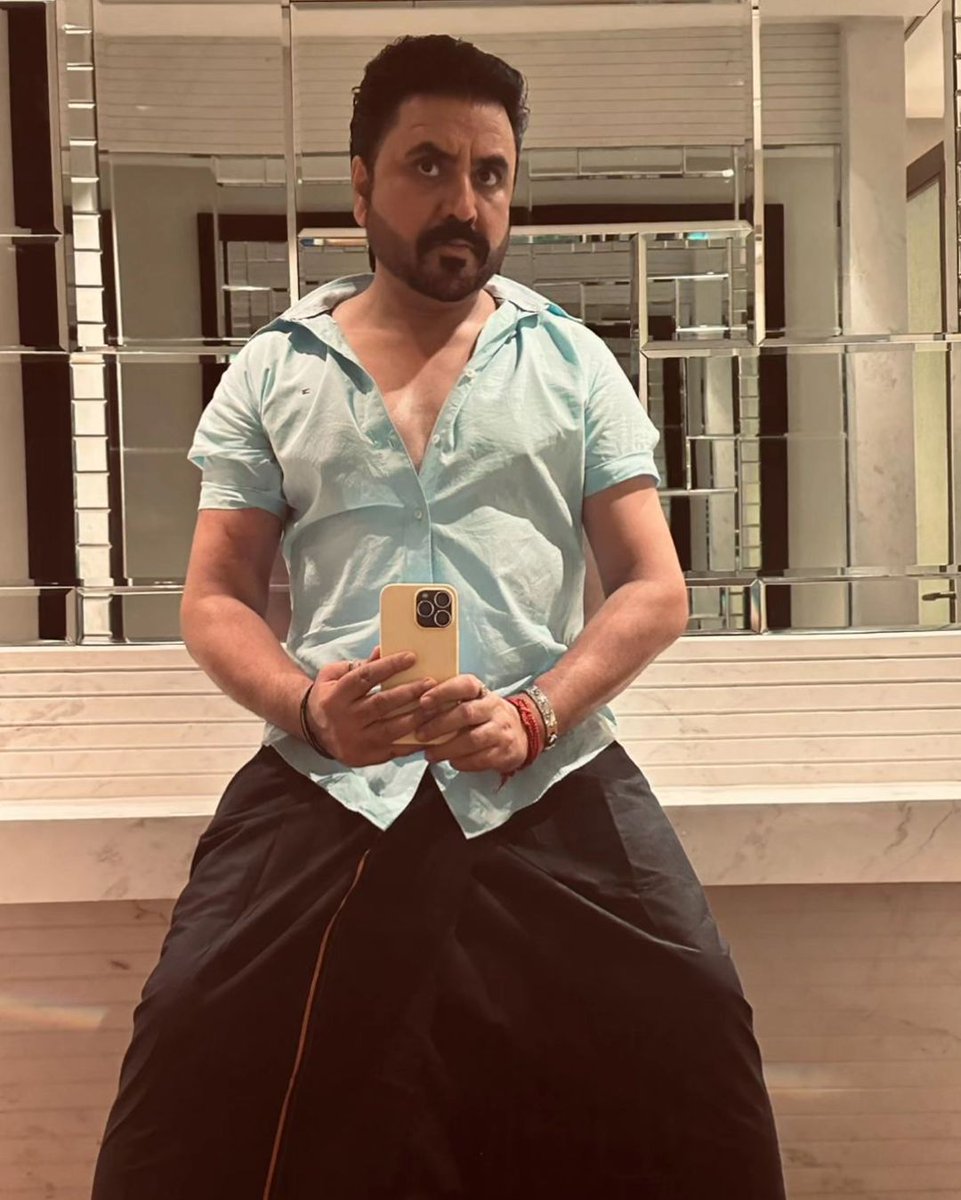 TheHariVishnu's tweet photo. Just a little behind-the-scenes moment between takes! 🎬✨ #ActorLife #CasualVibes

#harivishnu #actor #model #hollywood #film #actress #love #actorslife #actingislove #moviedistributor #filmdistribution #filmfestival #actor #filmproduction #filminvestor #actorslife #upcomingfilm https://t.co/w9q9tq3LGu