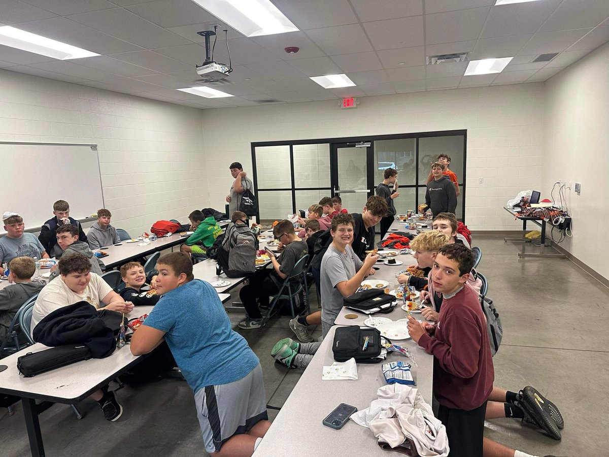 ChsFootball922's tweet photo. Good Luck to the middle school football team as they play Ridgewood at home tonight for their last game of the season🏈🐴 Go Stangs https://t.co/ZMT3RqBgsb