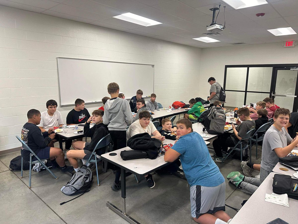 ChsFootball922's tweet photo. Good Luck to the middle school football team as they play Ridgewood at home tonight for their last game of the season🏈🐴 Go Stangs https://t.co/ZMT3RqBgsb