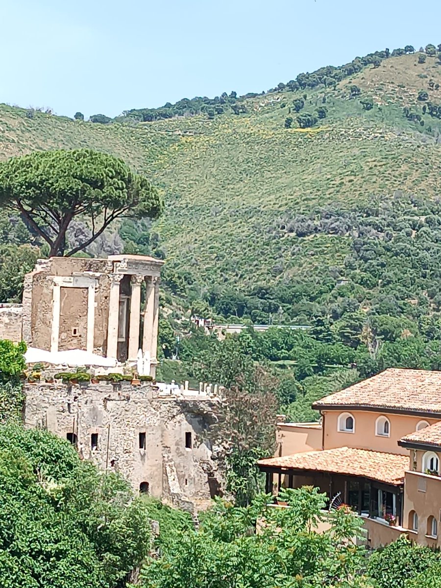 Ma io rifugiarmi a Tivoli vorrei, questa città di greci, e consumarvi in vecchiaia la stanchezza della vita, dell’ignoto, della guerra.

-Orazio, Epistole -