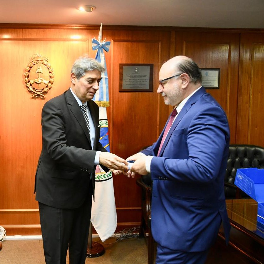 MPiedecasas's tweet photo. 🔶Recibimos el diploma que nos acredita como Consejeros, de manos del Dr. Horacio Rosatti, presidente de la Corte y del Consejo.
@cmagistratura 
@CorteSupremaAR https://t.co/h7hIpon6X7