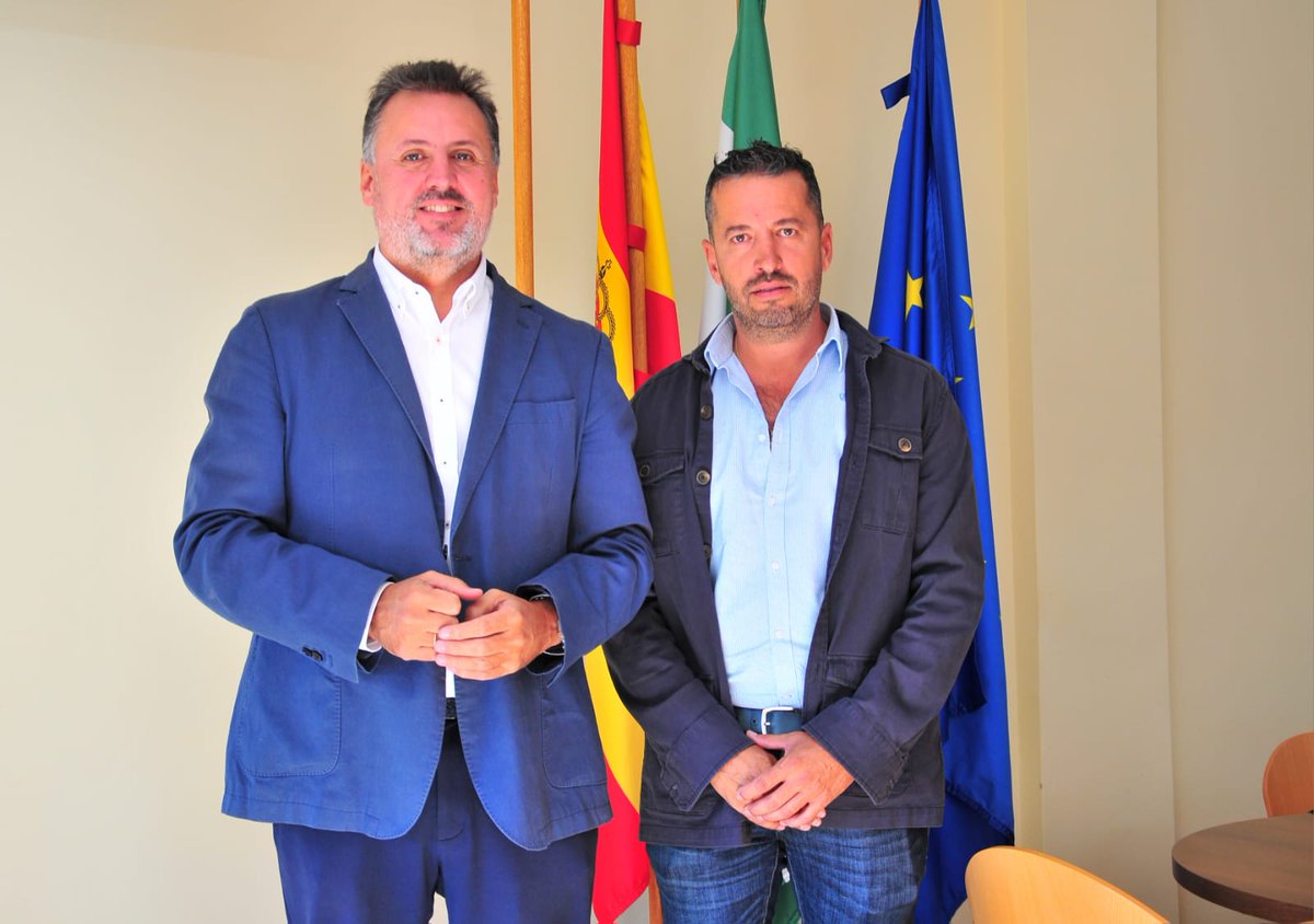 JuntaGranada's tweet photo. El delegado territorial de @MedioAmbAND,   @ManuelFGranada, visita el municipio de Torrenueva Costa, donde ha repasado, junto con su alcalde, Plácido José Lara, distintos temas ambientales @TorrenuevaCosta https://t.co/QCUJtqpeFe
