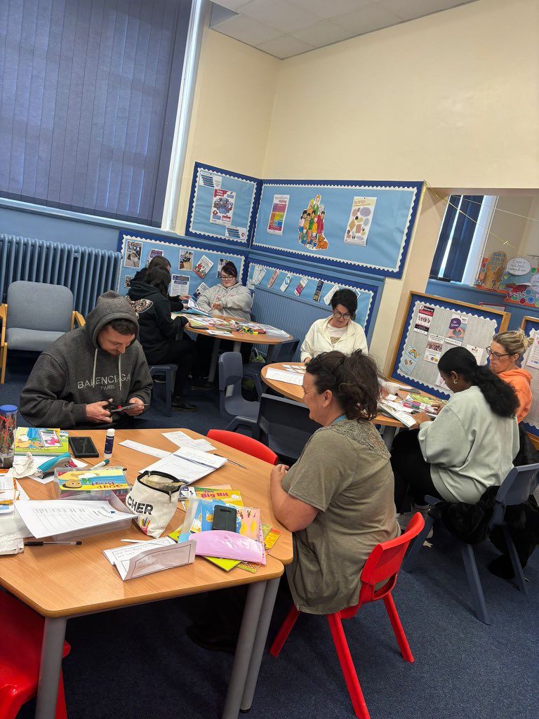 CoganPrimary's tweet photo. In family learning today we made some lovely resources to support children in Reading #familylearning #community #reading https://t.co/e8hUbfzSiE