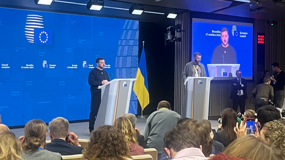 "An invitation to Nato is not crossing any red lines. Crossing with whom, a murderer?". Zelenskyj möter pressen under EU-toppmötet i Bryssel, där han just presenterat sin plan för fred. #EUCO