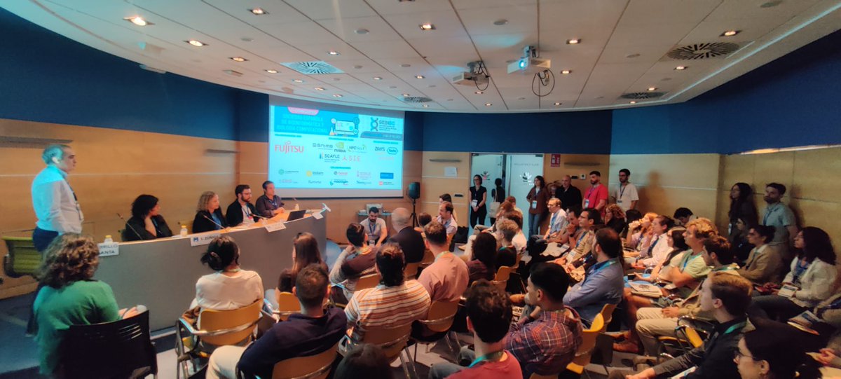 Sala completa en la mesa redonda dedicada a "Salidas profesionales en bioinformática".

El debate sobre nuestras competencias, roles, formación, trabajo con otros profesionales, está más candente que nunca. 

Diversidad de opiniones que nos permiten definir mejor nuestro trabajo.