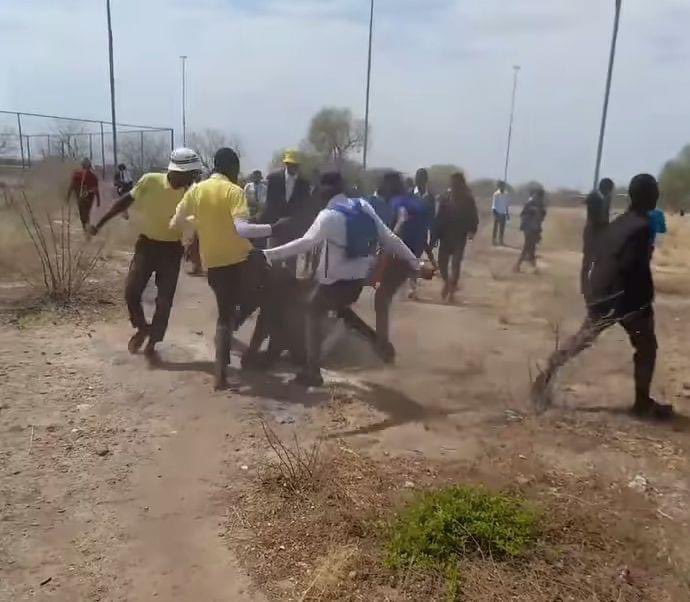 yaronafm's tweet photo. 𝐆𝐇𝐀𝐍𝐙𝐈 𝐒𝐄𝐍𝐈𝐎𝐑 𝐒𝐄𝐂𝐎𝐍𝐃𝐀𝐑𝐘 𝐒𝐓𝐔𝐃𝐄𝐍𝐓𝐒 𝐄𝐍𝐆𝐀𝐆𝐄 𝐈𝐍 𝐀 𝐓𝐑𝐈𝐁𝐀𝐋 𝐏𝐇𝐘𝐒𝐈𝐂𝐀𝐋 𝐅𝐈𝐆𝐇𝐓 https://t.co/KrwSd1j3FJ