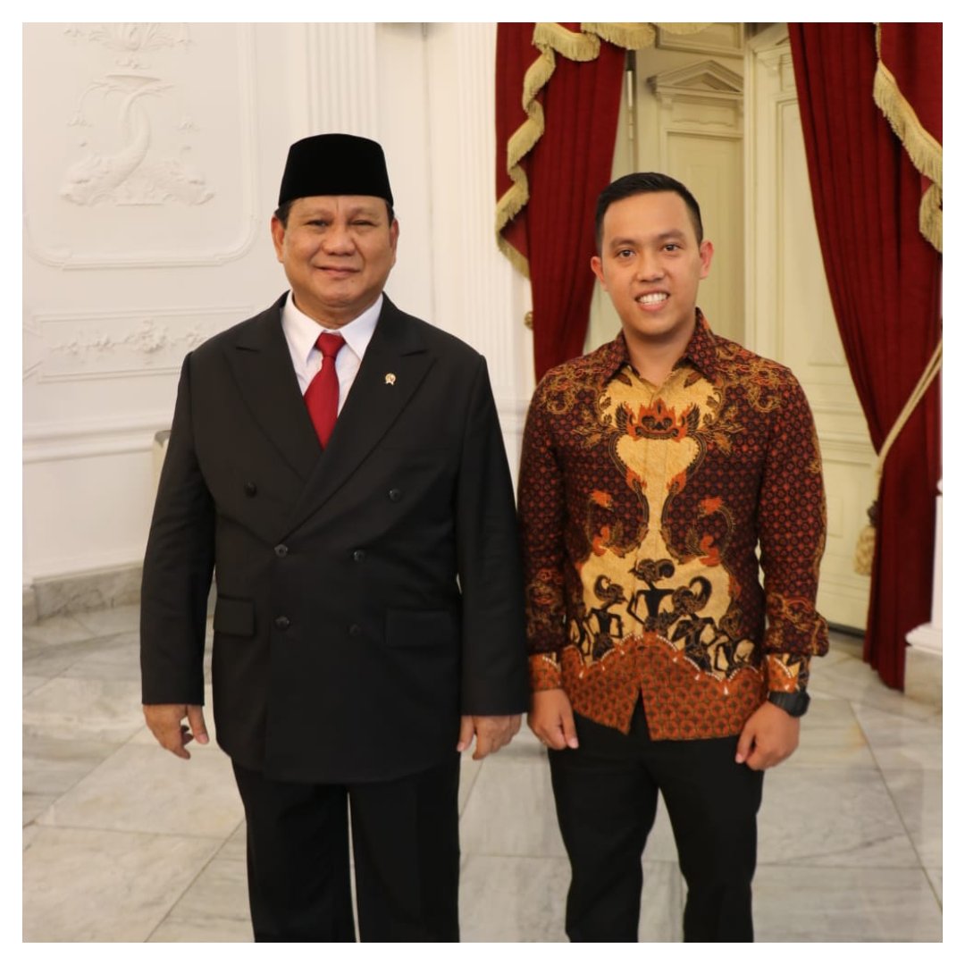 Bung_Sendi's tweet photo. Selamat ulang tahun Pak Prabowo.

Senang bisa mengenal dan belajar banyak hal dari Bapak secara langsung. Sehat dan bahagia selalu, Pak.

Dokumentasi Halalbihalal Idul Fitri, 2024 dan pelantikan Menteri Kabinet Indonesia Maju, 2019. https://t.co/D8wbSqG9Qr