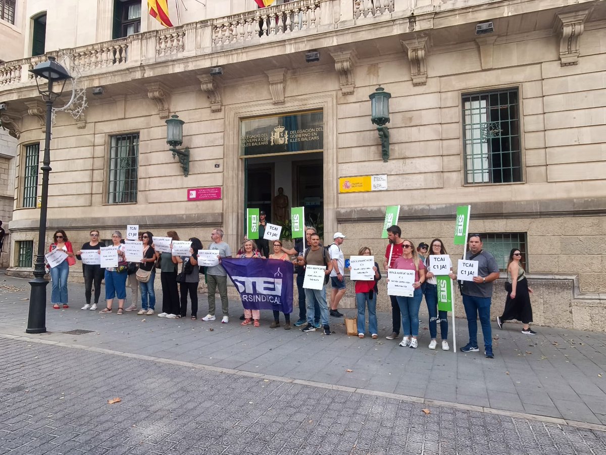 sindicatSTEI's tweet photo. Des de l’STEI hem promogut una recollida de signatures per a la petició de reclassificació dels Tècnics en Cures Auxiliars d'Infemeria al grup C1. Ens hem concentrat davant la Delegació del Govern, en suport de la manifestació estatal que s'ha fet a la mateixa hora a Madrid. https://t.co/XiqQquPIuO