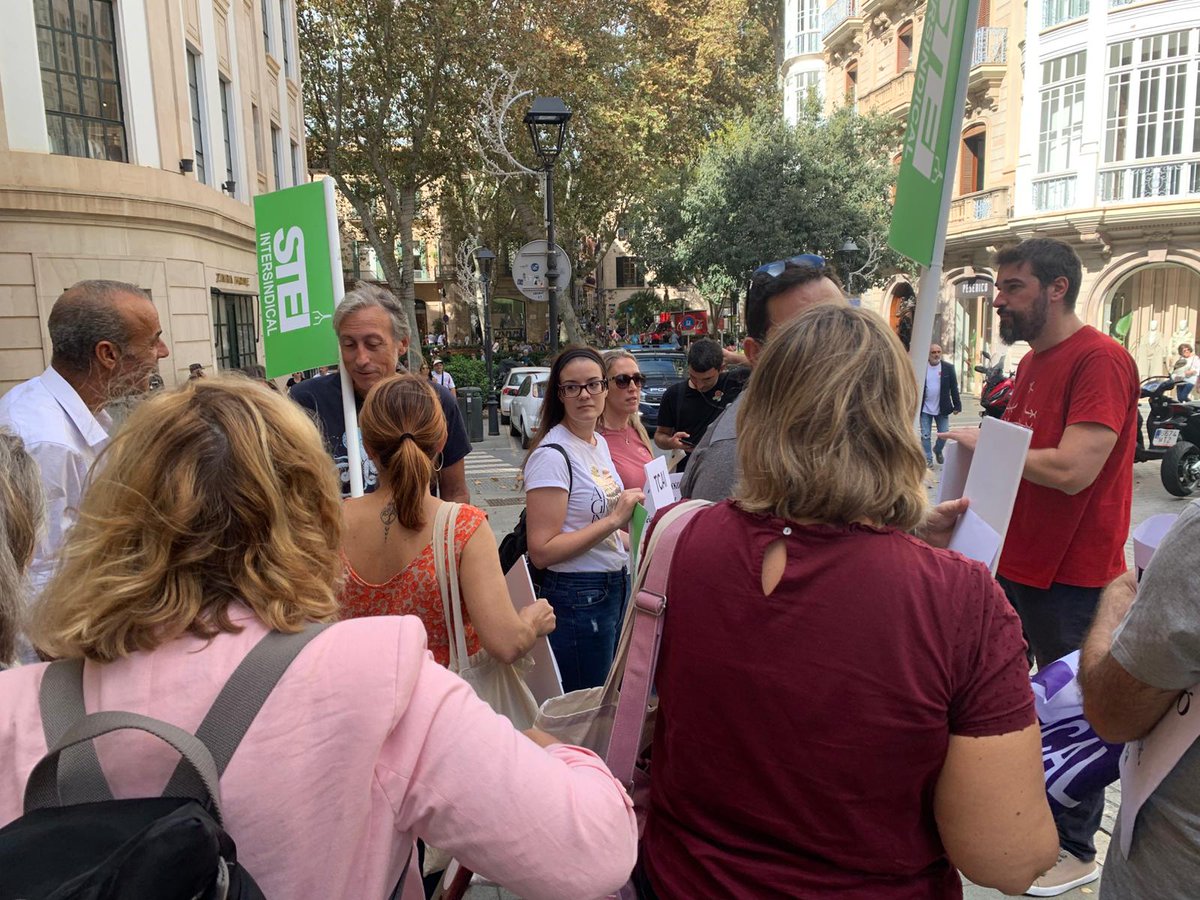 sindicatSTEI's tweet photo. Des de l’STEI hem promogut una recollida de signatures per a la petició de reclassificació dels Tècnics en Cures Auxiliars d'Infemeria al grup C1. Ens hem concentrat davant la Delegació del Govern, en suport de la manifestació estatal que s'ha fet a la mateixa hora a Madrid. https://t.co/XiqQquPIuO