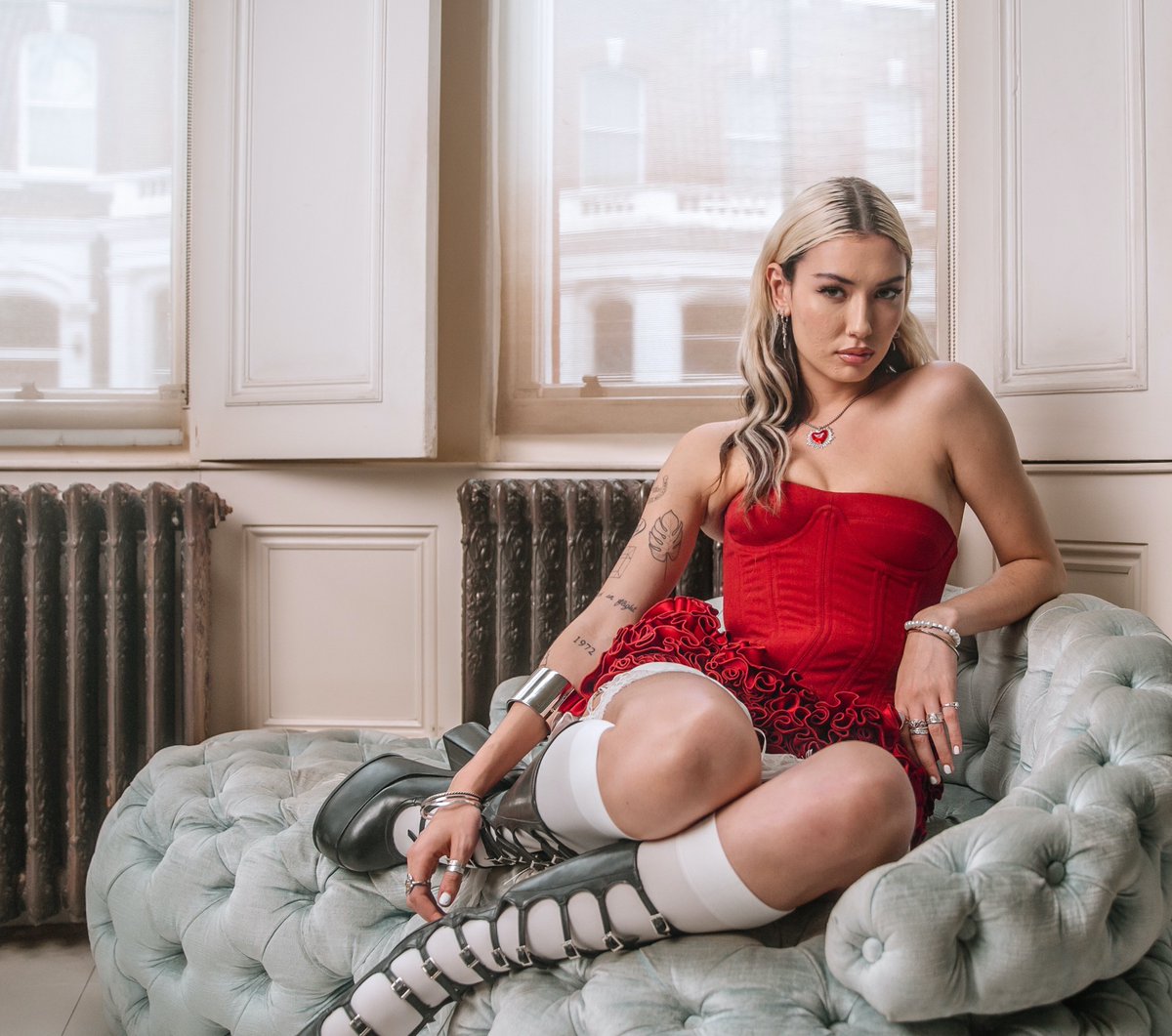 ClashMagazine's tweet photo. "I give it my all!"

@nieveella is the pop rebel building a community one show at a time - CLASH explores her world.

https://t.co/qRiIxYknPg https://t.co/E8AxbaxASP