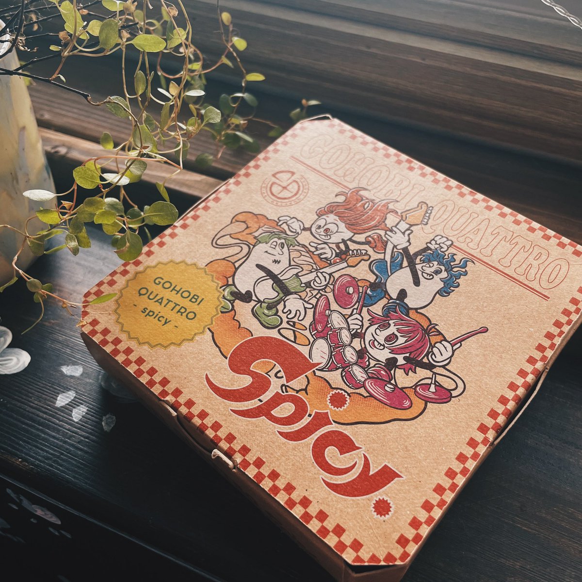 gohobi_records's tweet photo. 2nd EP"GOHOBI QUATTRO -spicy-"発売まであと6日！

初回限定盤の中身をご紹介！

②いつでもゴホウビレコードキーホルダー

③スパイシーなカレンダー
2024年10月始まり！
1枚1枚全部違うこだわりデザイン

EP予約は
https://t.co/kXFEdPIiBA

#ゴホウビクアトロ https://t.co/YUvayK8L1N