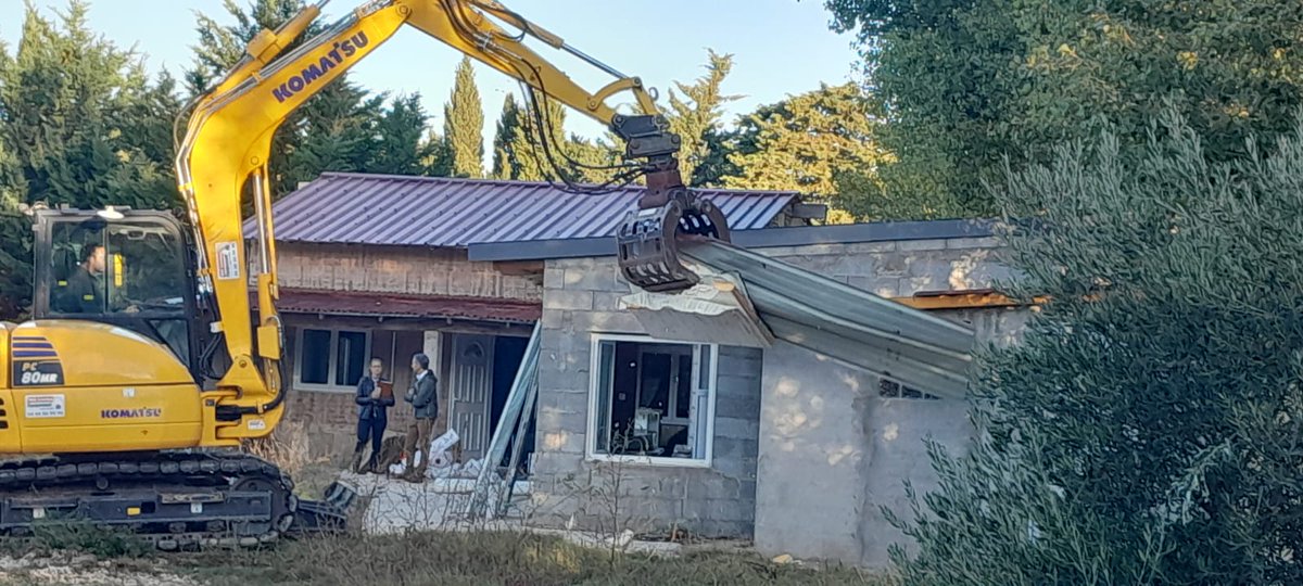 Prefet66's tweet photo. 🔴 #cabanisation

Après avoir assisté à une exécution d’office sur la commune de Théza portant sur une maison d’habitation construite illégalement en zone agricole, Bruno BERTHET, secrétaire général de la Préfecture, le procureur de la République, le président de l’AMF 66, le commandant de la Gendarmerie des Pyrénées-Orientales , le directeur territorial de l’ARS Occitanie, la présidente Chambre d'agriculture Pyrénées-Orientales et les représentants de la SAFER, de la chambre départementale des Notaires, d’ENEDIS et de l’association Solidarité Pyrénées ont signé une nouvelle charte de lutte contre la cabanisation.

🟡 NOUVELLE CHARTE ! NOUVEAUX PARTENAIRES ! NOUVEAUX ENGAGEMENTS !

▶️ La lutte contre la cabanisation, un dossier important pour les services de l’Etat et le préfet dans les #pyreneesorientales en interaction avec de multiples sujets : occupation des sols, perte de surfaces agricoles, risque incendie !