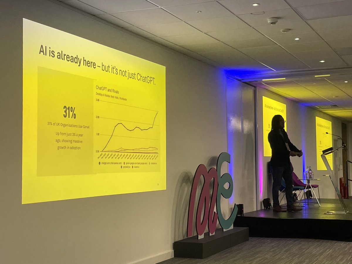 Mind officially blown! 
Lots of photo-taking and scribbling ✍️during this very informative talk on #AI in #comms by <a href="/dansodergren/">Dan #AI #Tech #FutureOfWork Södergren</a> #CommsHero