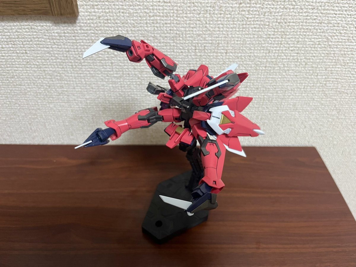 gonsaro99's tweet photo. HG イージスガンダム 完成しました。
HGなのにMA形態への変形もできる驚き!!

#ガンプラ https://t.co/c8Oo9g0QRa
