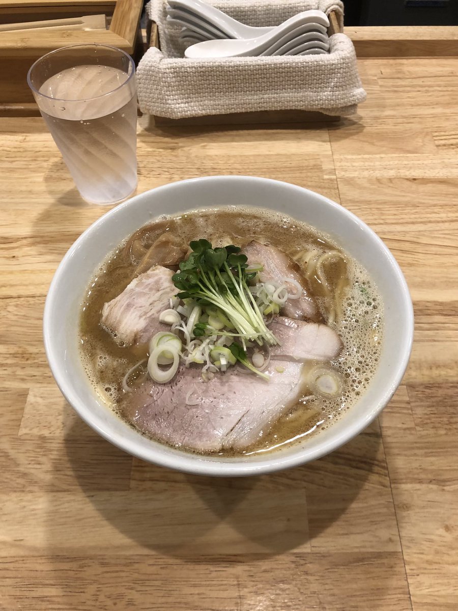 785fifty's tweet photo. 博多区綱場町『やひろ屋』
キレ白湯＋大盛
同僚を引き連れ、キレ白湯推し🙌濃厚でトロミのある鶏白湯に、九州には無い濃いめのしょっぱいカエシが決まったスープが旨い👍✨いつにも増して、ﾄﾛﾄﾛの脂身が付いたチャーシューも最高🤣‼️みんなからも大好評🫰✨ https://t.co/9h0iaCD2Hr