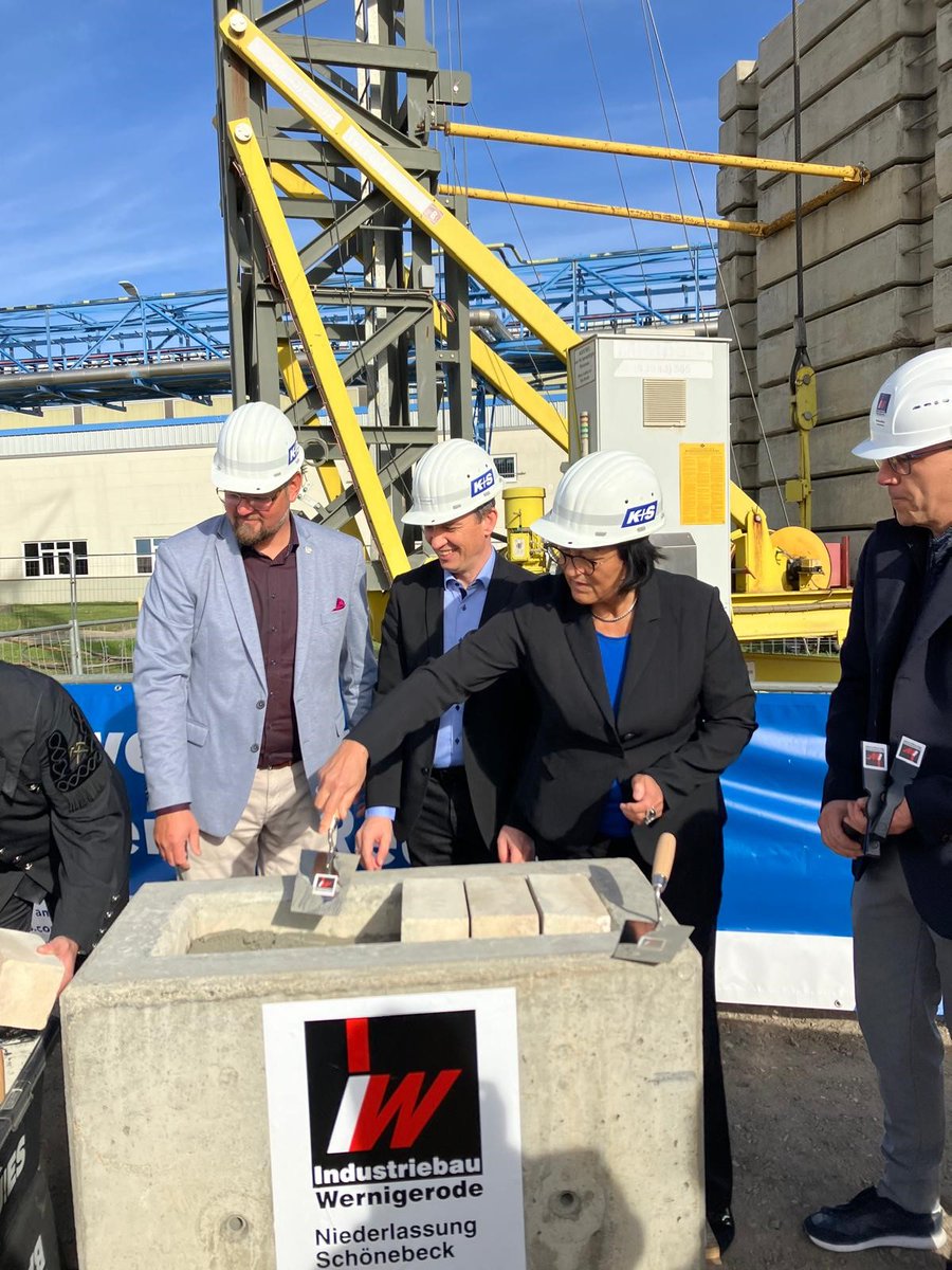 MBSachsenAnhalt's tweet photo. 🥳Grundsteinlegung für ein neues Ausbildungszentrum des Kaliwerks #Zielitz @k_plus_s_de: Bildungsministerin #Feußner: „Dies ist eine wichtige Investition in die Zukunft der beruflichen Bildung und des Handwerks in der Region!“ /jh https://t.co/g1lLj1ZEr2