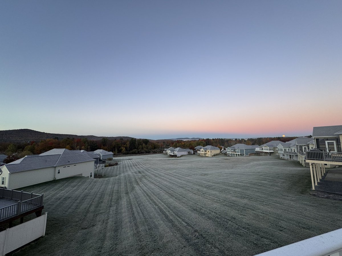 NYCRobyn's tweet image. Still 28°, now you can see the frost &amp;amp; the harvest moon 🌕 sliding down the Tanglewood mountains. @PaulCaiano @Radar_Reid #intheberkshires @JaniceHuff4ny @CiminoPIX11 @Raphael4NY @Violeta_Yas @TheMariaLaRosa @Matt_Brickman @AudreyPuente #Weather #frost #FullMoon 🥶🌕❄️