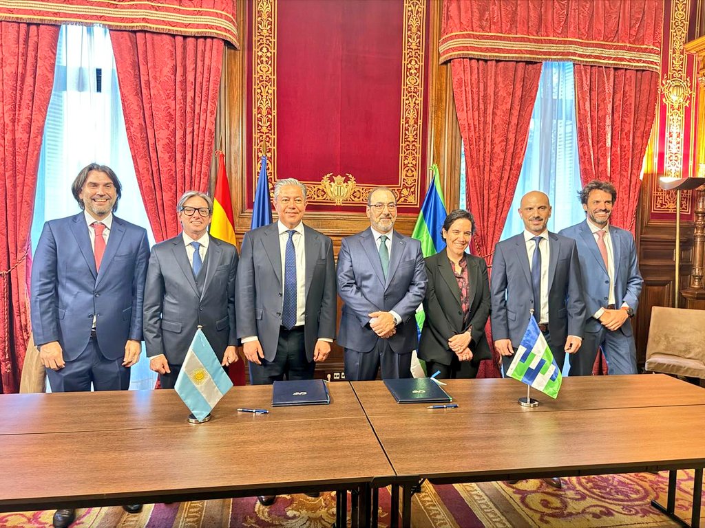 Rolo_Figueroa's tweet photo. ACUERDO HISTÓRICO CON LA CAF

Hoy firmamos en Madrid junto al presidente Ejecutivo de @AgendaCAF, @sergiodigra, el contrato de préstamo correspondiente para la obtención inmediata de un crédito de 100 millones de dólares para financiar nuestro Programa de Equilibrio y Desarrollo Territorial. 

Son 125 millones de dólares de inversión, donde la provincia aporta los fondos restantes, para la ampliación de tres plantas potabilizadoras de agua, la construcción de una planta de pretratamiento de camiones atmosféricos y la pavimentación de más de 50 kilómetros de rutas provinciales.

Queremos promover un desarrollo territorial equilibrado en Neuquén, mejorando el acceso a servicios básicos, fortaleciendo la conectividad vial y potenciando sectores clave de nuestra economía.