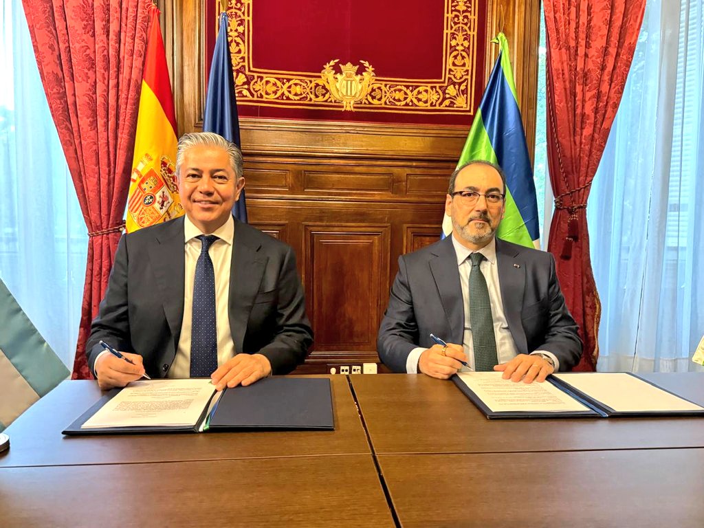Rolo_Figueroa's tweet photo. ACUERDO HISTÓRICO CON LA CAF

Hoy firmamos en Madrid junto al presidente Ejecutivo de @AgendaCAF, @sergiodigra, el contrato de préstamo correspondiente para la obtención inmediata de un crédito de 100 millones de dólares para financiar nuestro Programa de Equilibrio y Desarrollo Territorial. 

Son 125 millones de dólares de inversión, donde la provincia aporta los fondos restantes, para la ampliación de tres plantas potabilizadoras de agua, la construcción de una planta de pretratamiento de camiones atmosféricos y la pavimentación de más de 50 kilómetros de rutas provinciales.

Queremos promover un desarrollo territorial equilibrado en Neuquén, mejorando el acceso a servicios básicos, fortaleciendo la conectividad vial y potenciando sectores clave de nuestra economía.