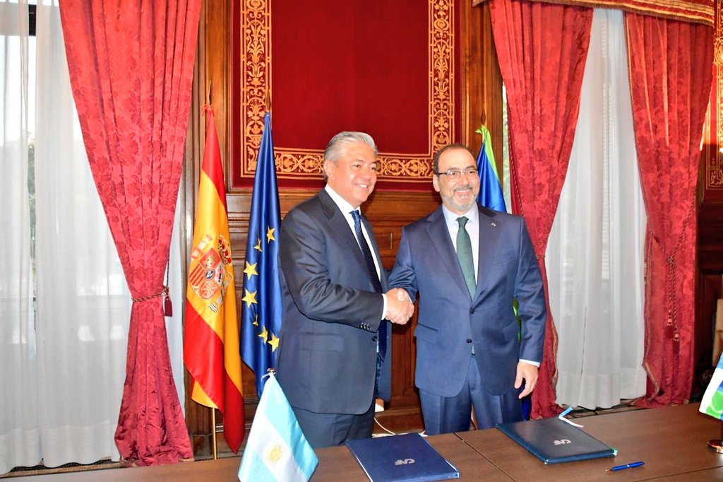 Rolo_Figueroa's tweet photo. ACUERDO HISTÓRICO CON LA CAF

Hoy firmamos en Madrid junto al presidente Ejecutivo de @AgendaCAF, @sergiodigra, el contrato de préstamo correspondiente para la obtención inmediata de un crédito de 100 millones de dólares para financiar nuestro Programa de Equilibrio y Desarrollo Territorial. 

Son 125 millones de dólares de inversión, donde la provincia aporta los fondos restantes, para la ampliación de tres plantas potabilizadoras de agua, la construcción de una planta de pretratamiento de camiones atmosféricos y la pavimentación de más de 50 kilómetros de rutas provinciales.

Queremos promover un desarrollo territorial equilibrado en Neuquén, mejorando el acceso a servicios básicos, fortaleciendo la conectividad vial y potenciando sectores clave de nuestra economía.