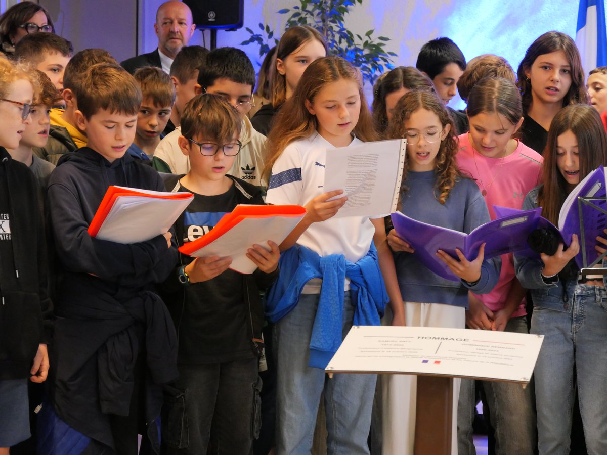 ll a été inauguré ce matin lors d'une cérémonie en présence de Pascale Rodrigo, Sous-Préfète de Riom, des équipes enseignantes, d'associations d'anciens combattants, et de près de 100 enfants de CM2 et de 6e de l'école Pierre Ravel et du collège Champclaux.