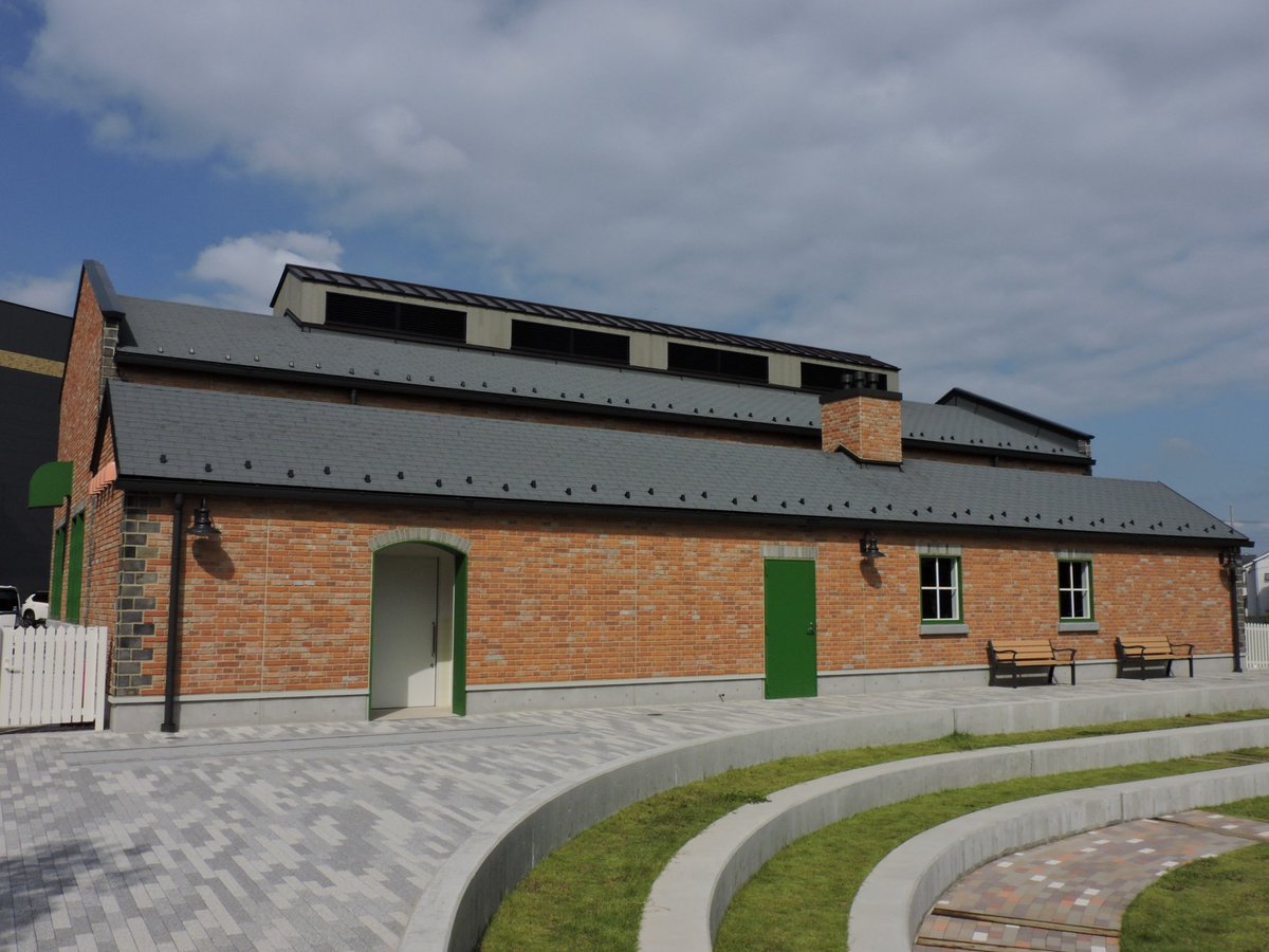 metro_emo's tweet photo. 今年6月に埼玉県鶴ヶ島市の鶴ヶ丘児童公園、KATO Railway Parkです。
今回が2回目の訪問でしたが、ちゃんと写真を撮ってきたのは今回が初でした。
1周600mのナローゲージ路線の関水本線。
その車両が保存されている工場をを敷地外から見てきました。
イベント時には車両も外に出てきて→ https://t.co/RZYGuUHfEm